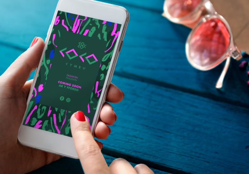 Cococymru phone table